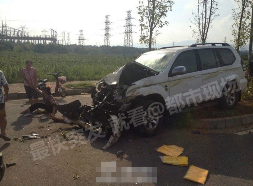 组图：江西一官员酒后驾车撞死4人 赤膊受审