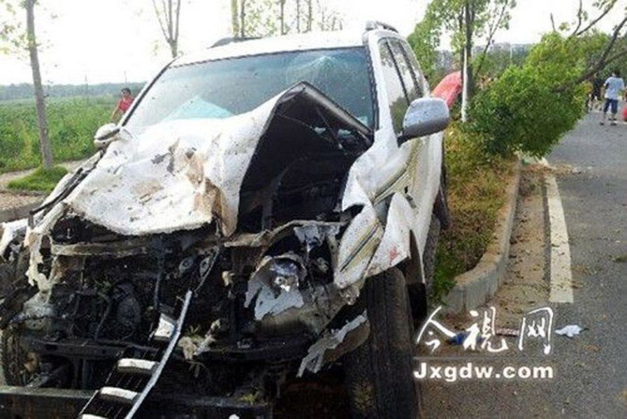 组图：江西一官员酒后驾车撞死4人 赤膊受审