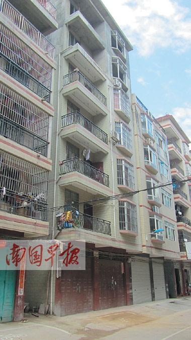 妻子从七楼坠下 丈夫楼下欲接被撞骨折妻死亡