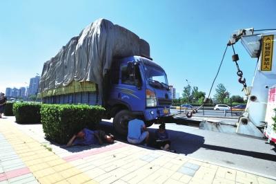 救援公司3公里拖车费6000 律师：可起诉要求退款