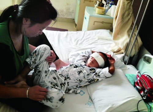 被挖眼男童姑父：孩子并不是被迷晕后下的手