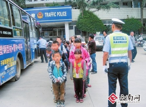 昆明一“校车”严重超员 26座车挤进115人(图)
