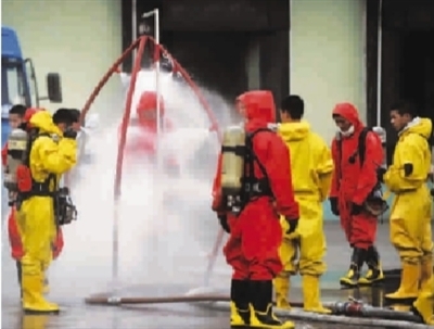 上海液氨泄露事故现场：几米高的白烟“臭味真厉害”