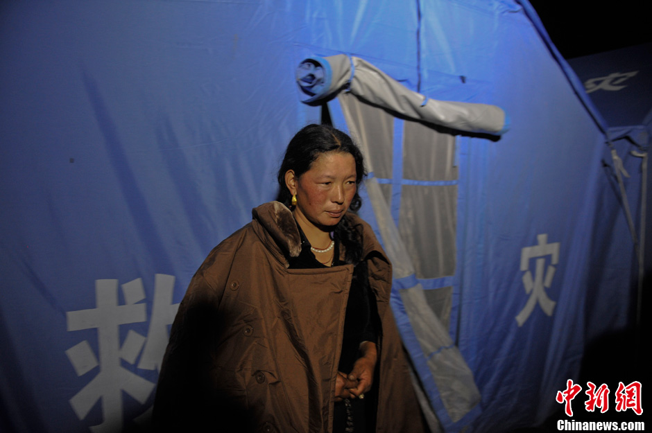 滇川交界发生5.9级地震 安置点民众彻夜难眠