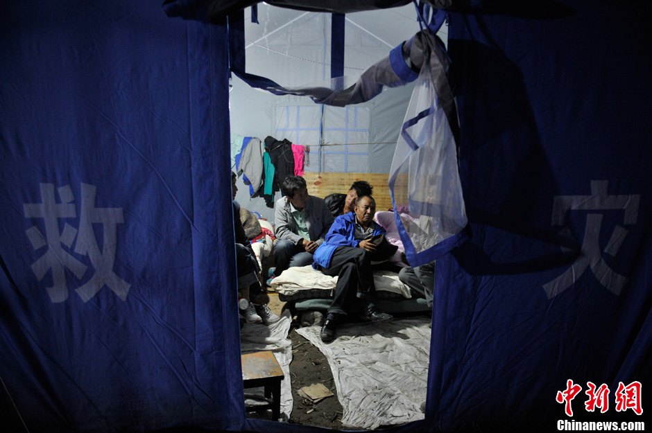滇川交界发生5.9级地震 安置点民众彻夜难眠