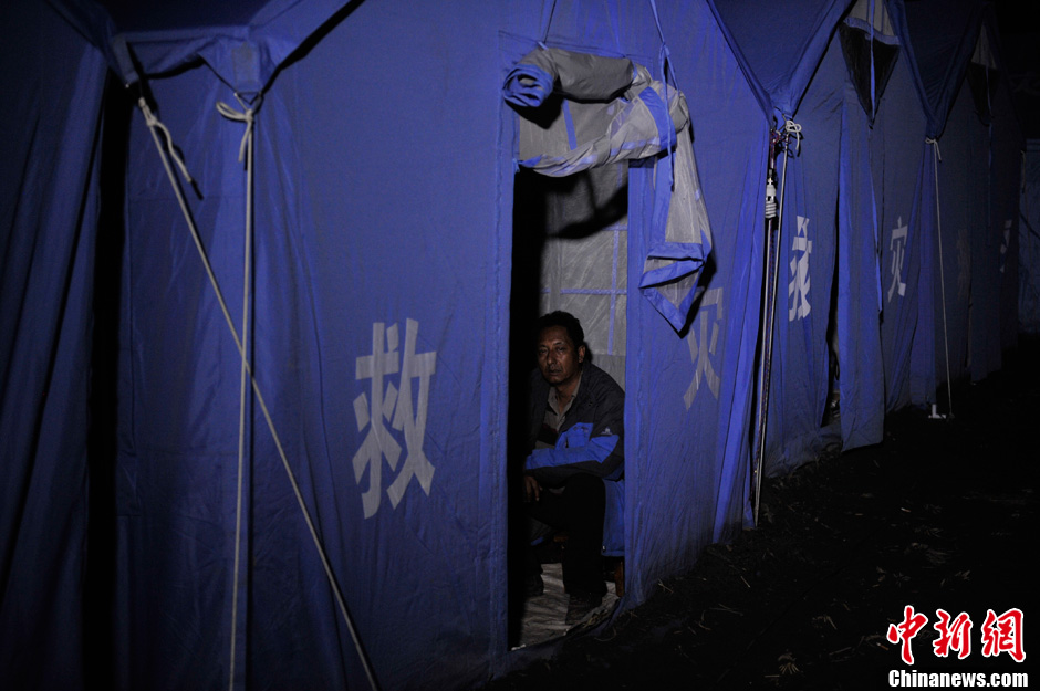 滇川交界发生5.9级地震 安置点民众彻夜难眠