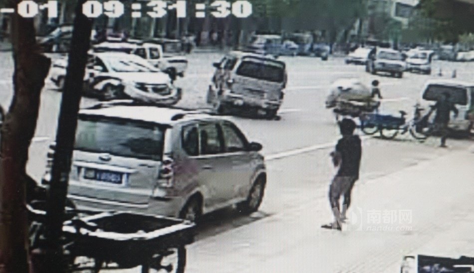 东莞面包车狂奔伤多人 10余警车围堵开枪撞停