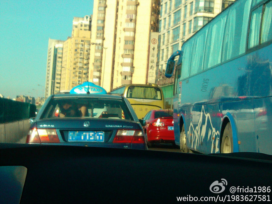上海一对男女出租车内车震[1]