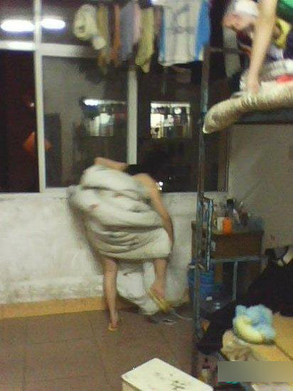 男生被分女宿舍引嫉妒羡慕恨 揭女生寝室私密事(组图)