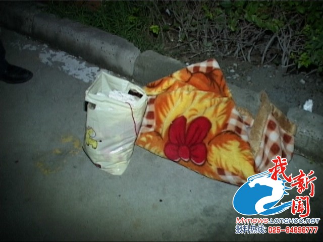 南京:女婴被弃小区路上 险被车轮碾压