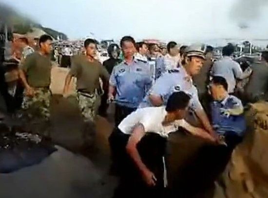 青岛城管强拆军区大院 城管警卫大打出手[3]