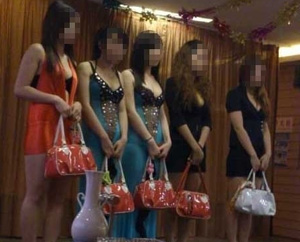 上海地铁袭胸男自首 进站即被抓拍四张照 -