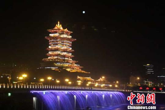 四川绵阳：人造月亮升空 平添月色美景(图)