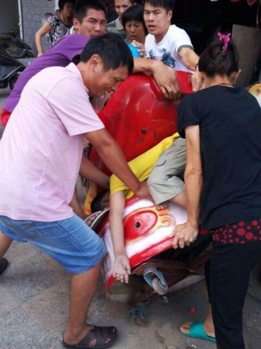 男童玩摇摇车被夹身亡 围观者无人伸出援手(图)