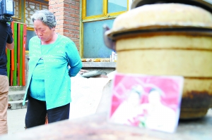看一眼儿子婚照 她低头而去
