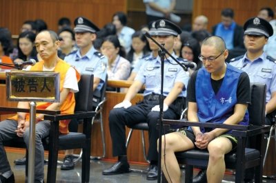 男子当街摔童案庭审 检方建议判处死刑