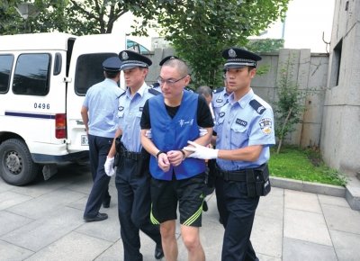 男子当街摔童案庭审 检方建议判处死刑