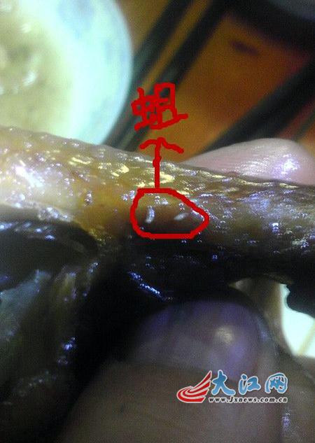 男子买卤鸭脚惊白色蛆虫 店商回应“吃病了免费治”