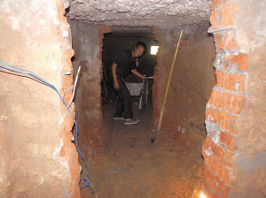 派出所长别墅下挖200平地宫 十余城管执法被扣
