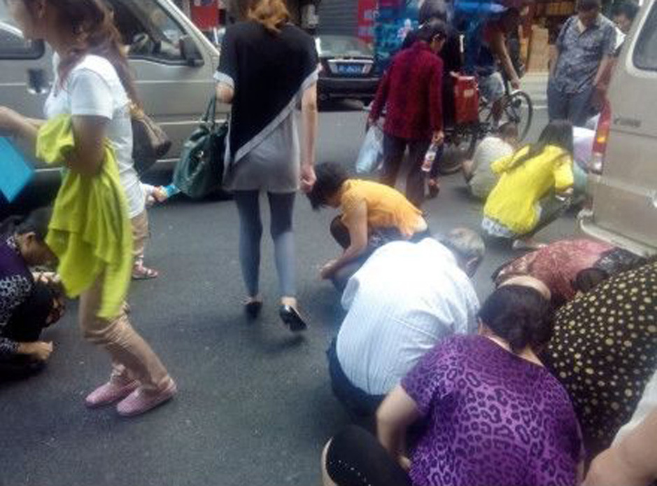 组图:小偷当街撒金子瞬间被哄抢一空