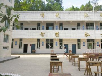 13岁少年翻窗进教室划伤动脉身亡