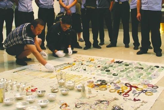 男子带食物躲商场吊顶夹层5天 偷价值百万珠宝