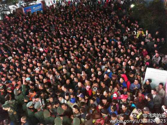 九寨沟滞留游客“攻陷”售票处 管理局发公告致歉