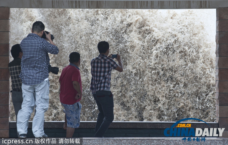 浙江温岭：台风”菲特“掀起巨浪 看潮人流涌动