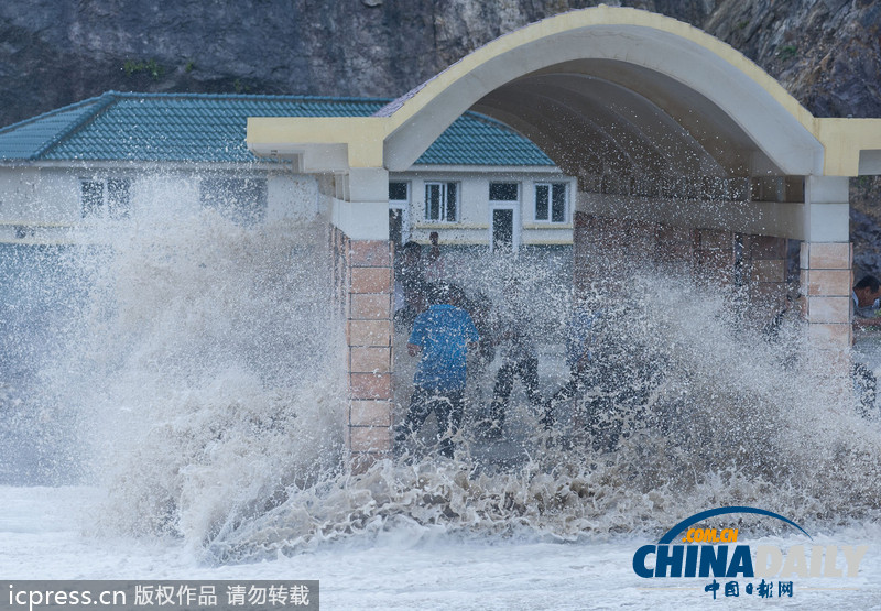 浙江温岭：台风”菲特“掀起巨浪 看潮人流涌动