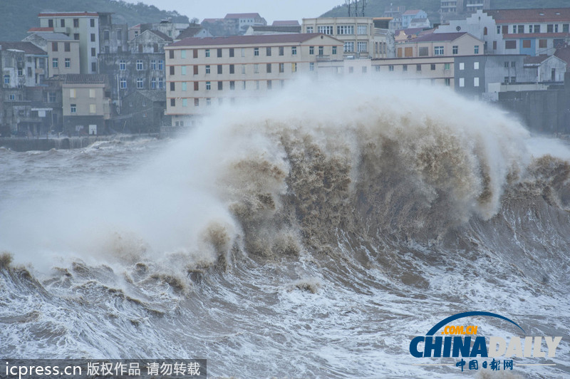浙江温岭：台风”菲特“掀起巨浪 看潮人流涌动