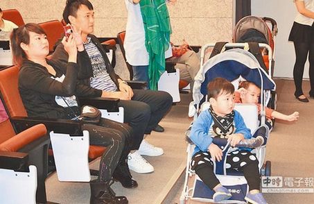 台推出“婴儿车电影院” 爸妈可随意喂奶说话(图)