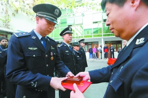 便衣铁警跳下站台救女童荣获三等功