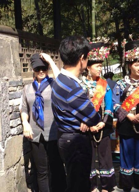 宋祖英携丈夫回家乡游玩