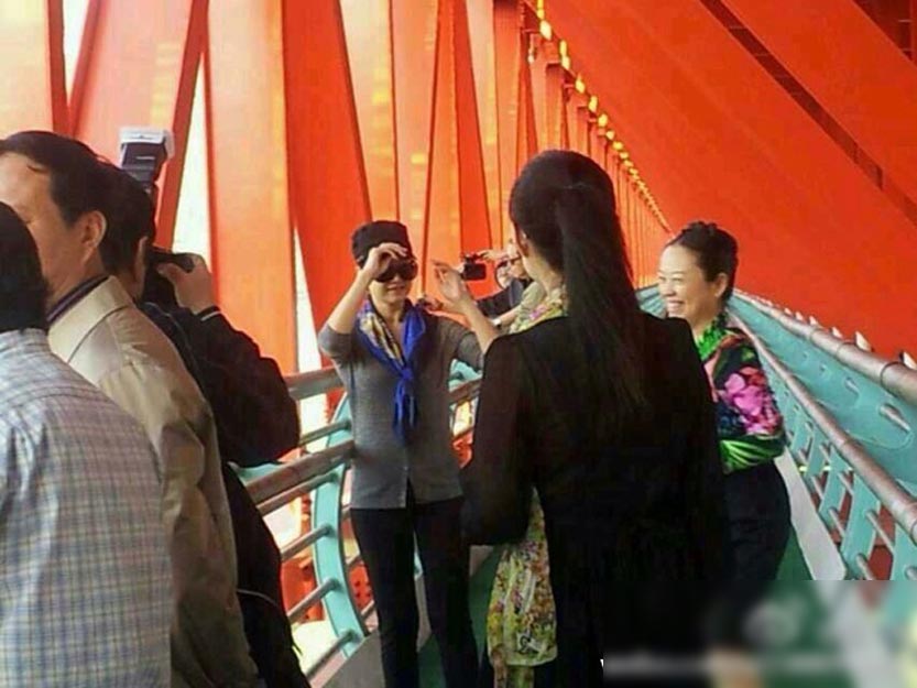 宋祖英携丈夫回家乡游玩