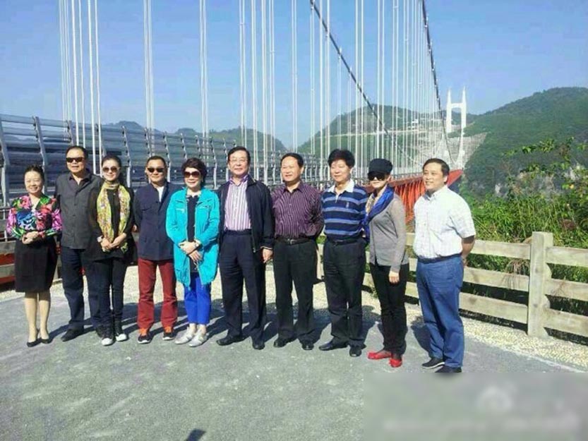 宋祖英携丈夫回家乡游玩