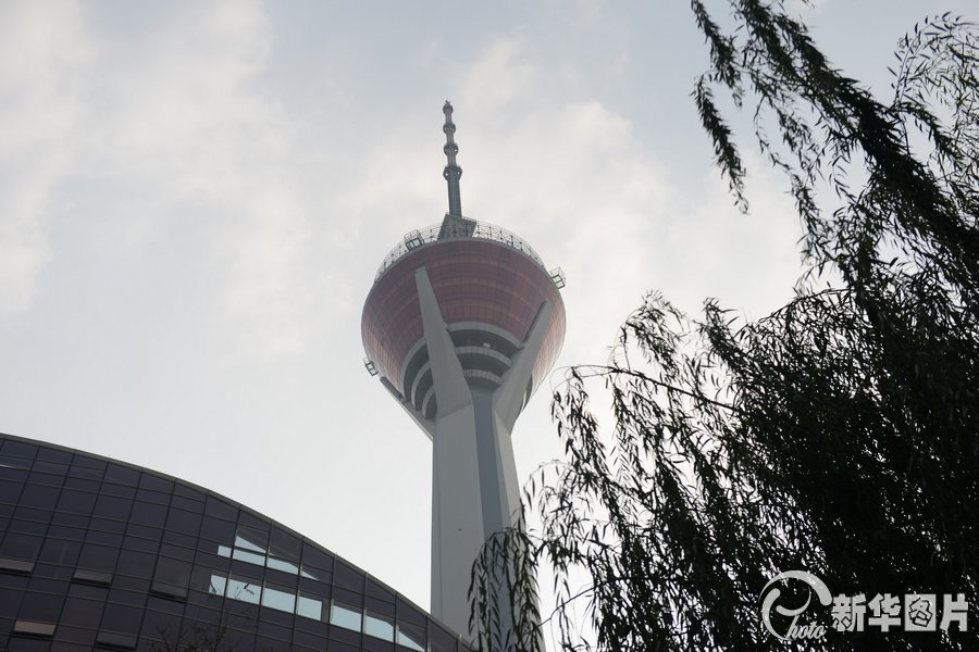 “西部第一高塔”开放迎客 两百米高空俯瞰成都
