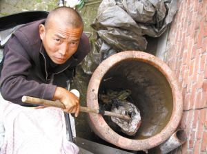 保定锯腿男子讲述细节 每天向骨管内塞药棉