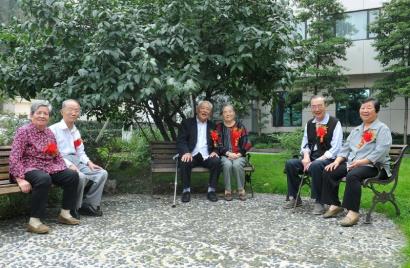 八旬老人携手60年：解决问题靠谈判
