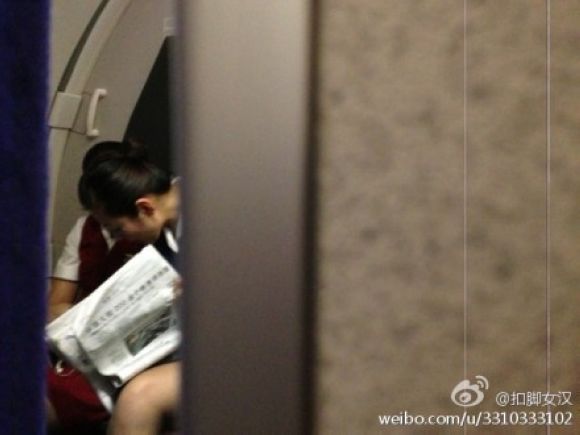 网爆空姐飞行中玩手机半小时 航空公司：若查实将严惩