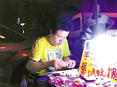 “贴膜哥”月入近两万？网友：吹牛你也算算账