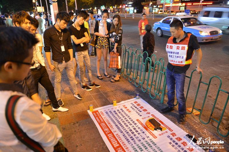 高清：男子摆摊出售“面子” 吐次口水收费百元
