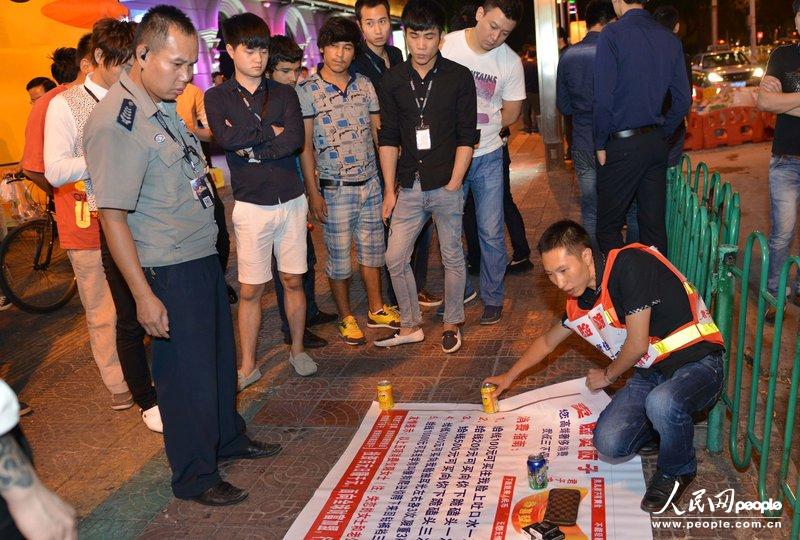 高清：男子摆摊出售“面子” 吐次口水收费百元