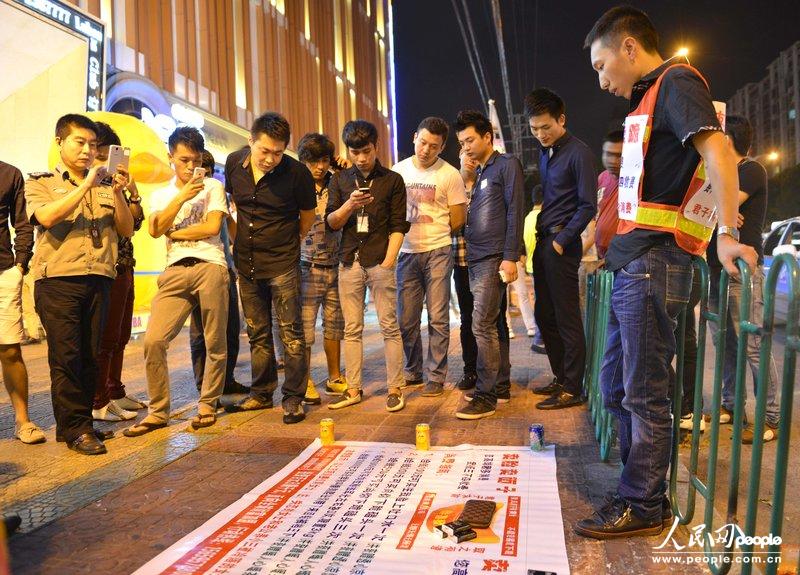 高清：男子摆摊出售“面子” 吐次口水收费百元