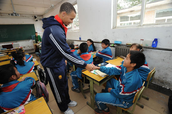 金州勇士队随NBA关怀行动走进北京台京学校