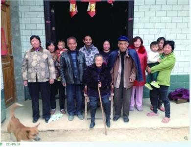 百岁老人膝下儿孙123人 从不挑食天黑就睡(图)