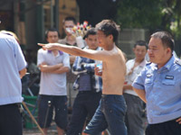 广东7名女生将女同学脱光暴打 逼其喝马桶水(