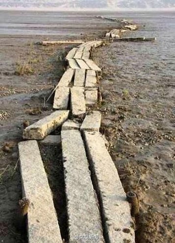 鄱阳湖底现明代石桥 总长2930米(图)