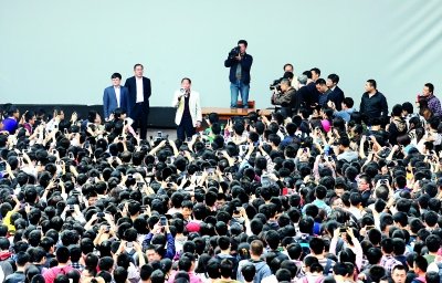 袁隆平赴武汉大学演讲 因场地问题5分钟后离场