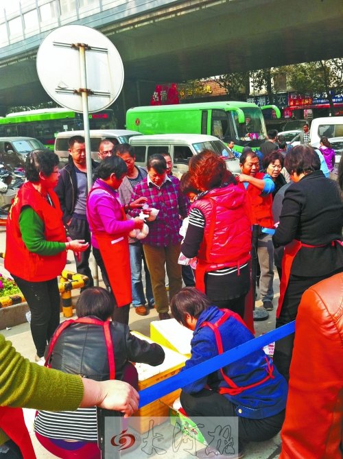 郑州一群热心人医院门口免费送午餐 已坚持半年