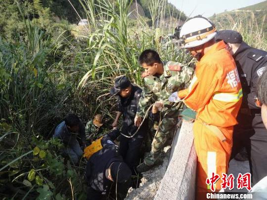 无证村民驾无牌摩托车 妻儿3人坠落山谷1人死亡